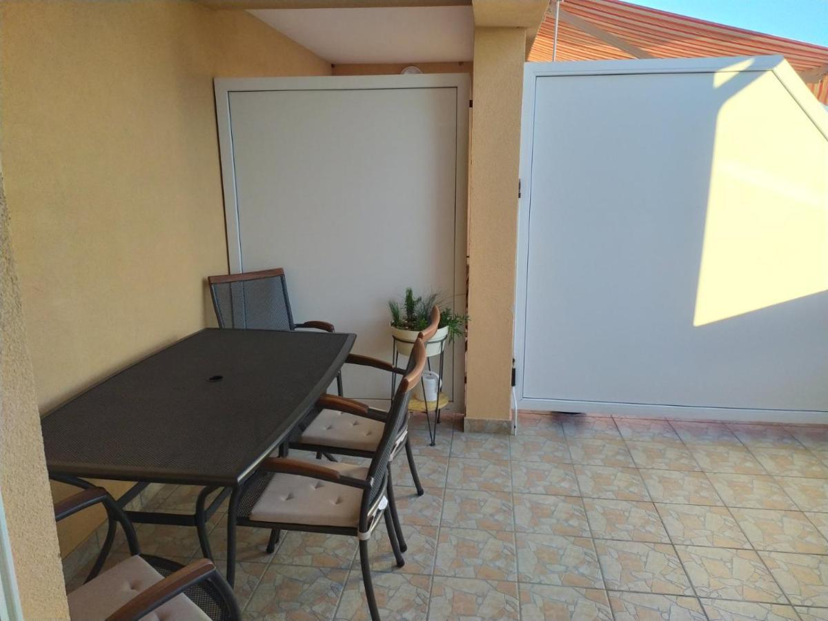 Zobic Family Apartments Rab Town Bagian luar foto